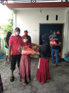 Patut Dicontoh, Gunakan Uang Pribadi, Kades Sumberdadi Bagikan Sembako ke Warga.