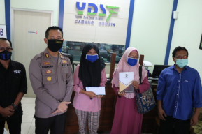 Wujudkan Kepekaan Sosial, Kapolres Gresik Beri Bantuan Pada Ibu dan Anak Terlantar.