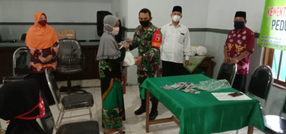 Babinsa Serahkan Paket Sembako Secara Simbolik, Pada Warga Terdampak Covid-19.