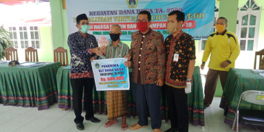 Pemdes Mojopetung, Serahkan Bantuan BLT Dampak Covid-19