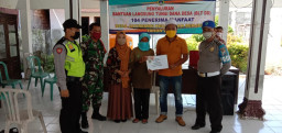 Kades Miftahul Hadi, Bagikan Bantuan Langsung Tunai"BLT" Pada Warga Terdampak Covid-19.