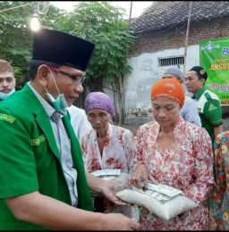 Satuan Reskrim Polres Situbondo Bersama GP. Anshor, Bagikan Sembako Pada Warga Kurang Mampu.