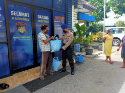 Satpolairud Polres Gresik, Berikan 50 Paket Sembako Pada Nelayan di Sekitar Makopolairud