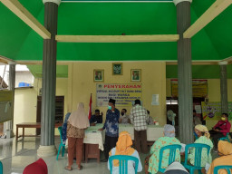 Pemdes Mojowuku, Salurkan Bantuan BLT-DD, Pada Warga Terdampak Covid-19.