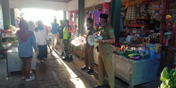 Danramil dan Camat Prigen, Himbau Warganya Pakai Masker.