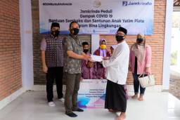 Bentuk Kepedulian PT. Jamkrindo, Santuni Anak Yatim dan Bagikan Sembako Pada Warga Terdampak Corona.