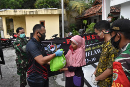 Perwira TNI Lulusan Akmil Tahun 2000. Turun ke Lapangan Bantu Masyarakat.