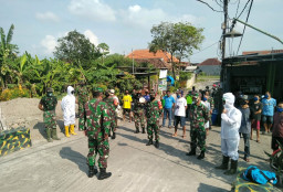 Koramil 11/Beji, Lakukan Penyemprotan Disinfektan Probiotik Diwilayah Kerjanya.