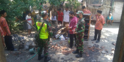 Rumah Warga Terbakar, Babinsa Koramil 12/Rembang Langsung Turun ke Lokasi.