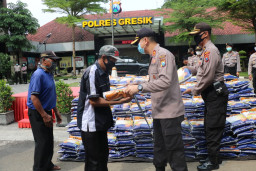Kapolres Gresik Salurkan Bansos 10 Ton Beras Dari Mabes Polri, ke Warga Terdampak PSBB.
