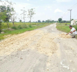 Bertahun-Tahun Rusak, Jalan Kabupaten Ini Perbaikannya Ditambal Sulam Pemdes Tenggor.