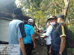 Pemdes Sumberdadi Bersama Forkopimcam Mantup, Selalu Pantau Kondisi Mbah Untung.