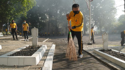Bersihkan Taman Makam Pahlawan dan Masjid, Wujud Kepedulian Polri Pada Agama dan Bangsa, di HUT Bhayangkara ke 74.
