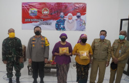 Semarakan Hut Bhayangkara ke 74, Polres Gresik Gelar Baksos di Pasar Baru.