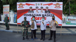 Bersama Forkopimda, Kapolres Gresik Bagikan Masker Gratis.