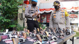 Kapolres Gresik Periksa Senpi Anggota, Ditemukan 6 Ijinnya Kedaluwarsa.
