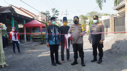 Terkesan Unik, Kades Ini Tak Pakai Alas Kaki Saat Sambut Kapolres dan Wakil Bupati Gresik.