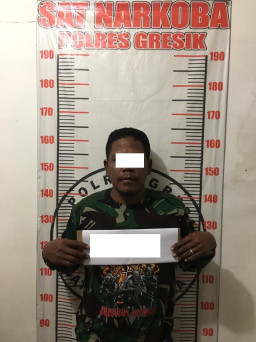 Satreskoba Gresik Grebek Penyalahguna Narkoba di Rumah Nya, 2 Klip Sabu Diamankan Bersama Pelaku.