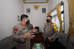 Tinjau Penanganan Covid-19. Kapolda Jatim Bersama Kapolres Gresik Kunjungi 2 Polsek.