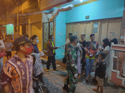 Lurah Kupang Krajan Kecamatan Sawahan, Bagi-Bagi Masker Gratis di Wilayah RW 3.