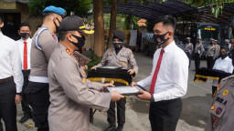 Kapolres Gresik Berikan Reward, Pada Anggota Yang Berprestasi dan Ulang Tahun di Bulan Juli.