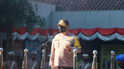 Kapolres Gresik, Pimpin Apel Gelar Pasukan Ops. Patuh Semeru 2020. 