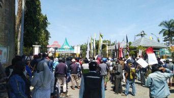 Detik Terakhir Periode Sambari, Gresik Kerap Diwarnai Aksi Demo.