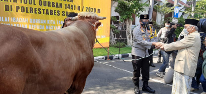 Kapolrestabes Surabaya Serahkan Puluhan Hewan Korban, Pada Masyarakan dan Tokoh Agama.