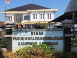 "Patut Ditiru" Kapolres Gresik Berikan Bantuan Pada 2 Janda Lansia.