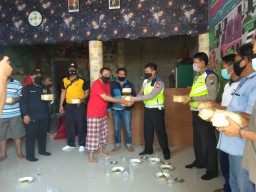 RT 3 RW 3 Kupang Krajan Sawahan, Bagikan Daging Qurban Dengan Besek.