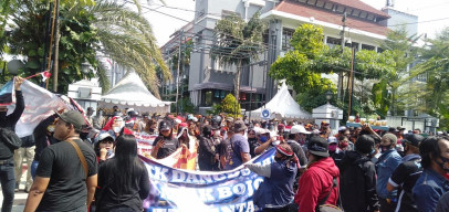 Ribuan Massa Geruduk Balai Kota, Tuntut Perwali 33 Direvisi Atau Dicabut.