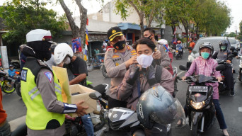 Tekan Penyebaran Covid-19, Kapolres Gresik Bersama Dandim 0817 Bagikan Masker Gratis.