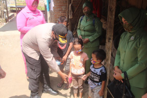 Gandeng Boc dan Voc Club, Kapolres Blitar Bagikan Sembako dan Ribuan Masker.