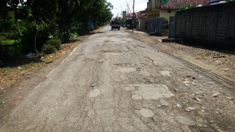 Akses Jalan Kabupaten Rusak, Dinas PU Bina Marga Banyuwangi Tutup Mata.