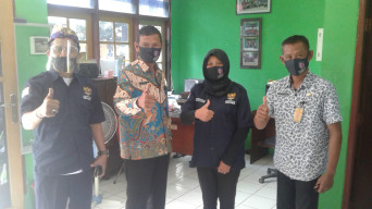 Pmpp Peduli Covid-19. "Timses Mas Kelana" Bagikan Masker Gratis di Pasar Gedangan Sidoarjo.