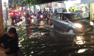 Surabaya Barat Dihantam Banjir, Limbah Galian Box Culvert Sebabkan R2 Terpeleset. 