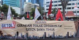 Ratusan Massa "Getol" Jatim, Demo di Grahadi.