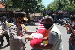 Semarak Hut Ri ke 75. Polres Gresik Salurkan 2,4 Ton Beras dan 74 Paket Sembako.