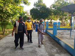 Dalam Rangka Implementasi Inpres no 6 Tahun 2020. Jajaran Muspika Tambak Gresik Giat Penyemprotan Disinfektan