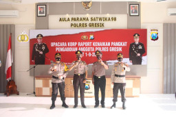 2 Anggota Polres Gresik, Raih Kenaikan Pangkat Pengabdian Dari Kapolres.