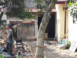 Pembangunan Rehab Atap Kecamatan Lawang, Tanpa Papan Nama.