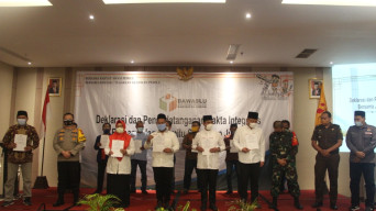 Hadiri Deklarasi dan Penandatangan Pakta Integritas Jaga Pemilu, Kapolres Gresik Tekankan Disiplin Protokol Kesehatan.