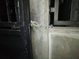 Proses Hukum Belum Incrah, Ahli Waris Alm. Moerdjadi Gembok Rumah Sengketa, 