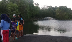 Isak Tangis Warga Warnai Ditemukan 2 Bocah Tenggelam di Danau Ancol.