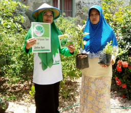 Jatim Asri: Perempuan Tani Bagikan Bibit Sayuran dan Buah.