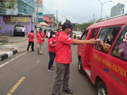 Peduli Covid, Pemuda Batak Bersatu Depok, Berbagi Masker.