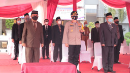 Bersama Forkompimda Gresik, Kapolres Upacara HUT Pemprov Jatim.