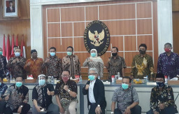 Gubernur Khofifah Kawal Aspirasi Buruh, Temui Menkopolhukam di Jakarta
