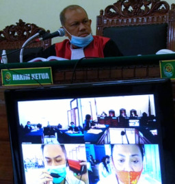 Bandar Gede Pil Koplo Divonis Hakim, Christin 8 Bulan. Johans 12 Bulan Penjara. Masing-Masing Didenda 5 Juta Rupiah.