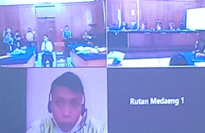 Ibu Yusron Melihat Anaknya Ngepel Lantai, Saat Kejadian Pembunuhan Terapis Lidah Kulon.